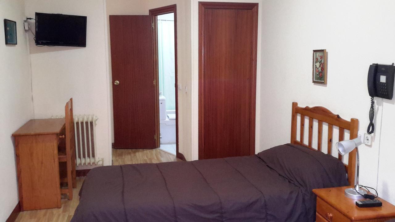 Hostal Rio Parana Madrid Luaran gambar